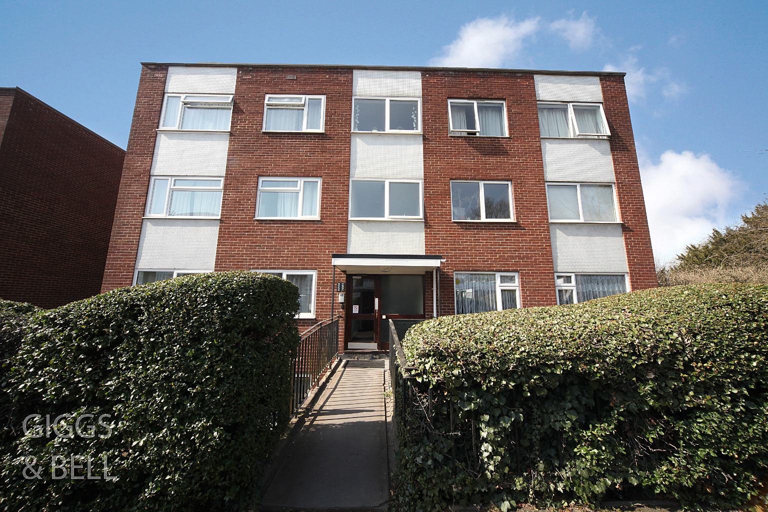 3 bed flat for sale in Old Bedford Road, Luton, LU2 