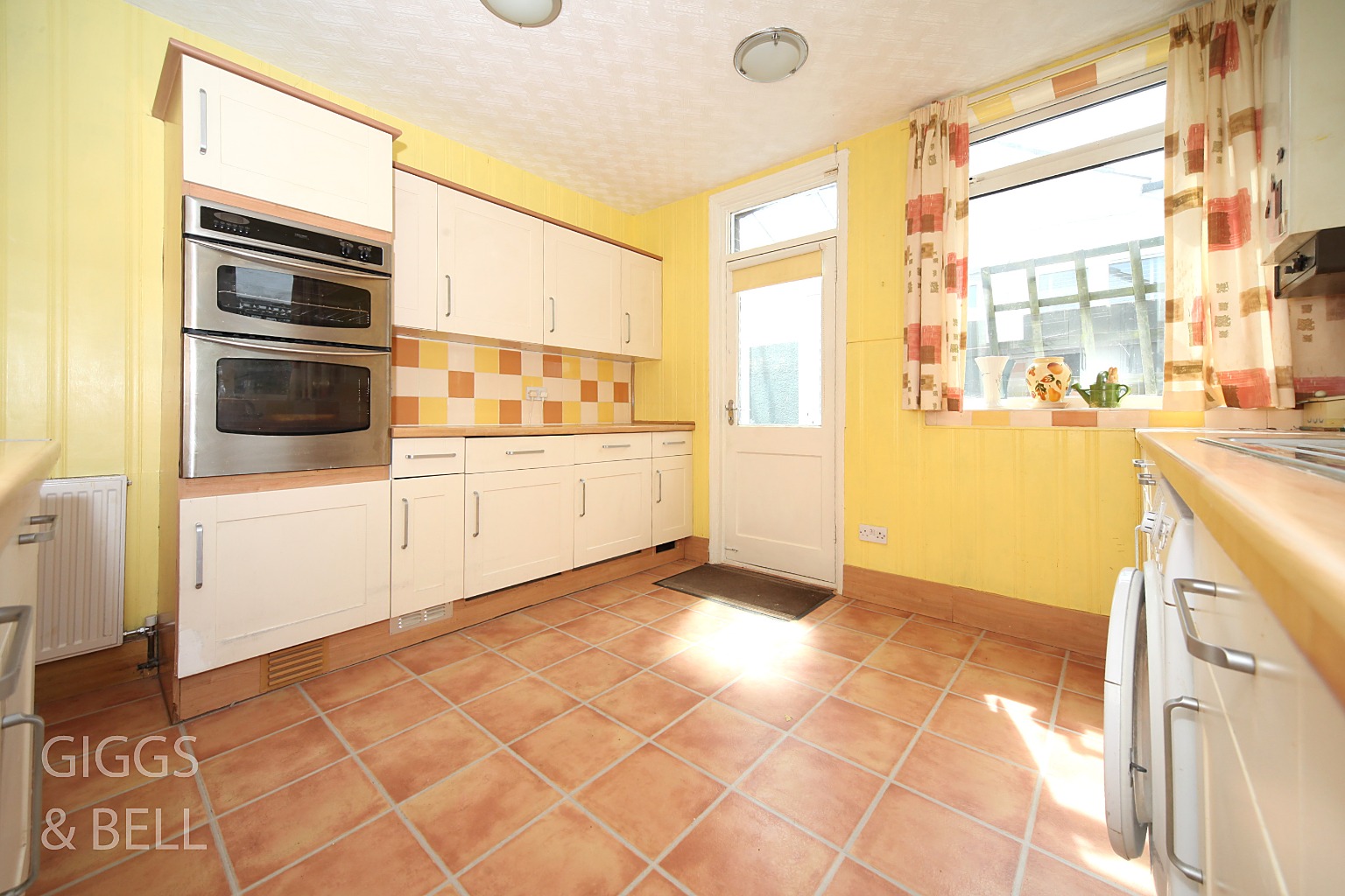 2 bed semi-detached bungalow for sale in Bishopscote Road, Luton 8