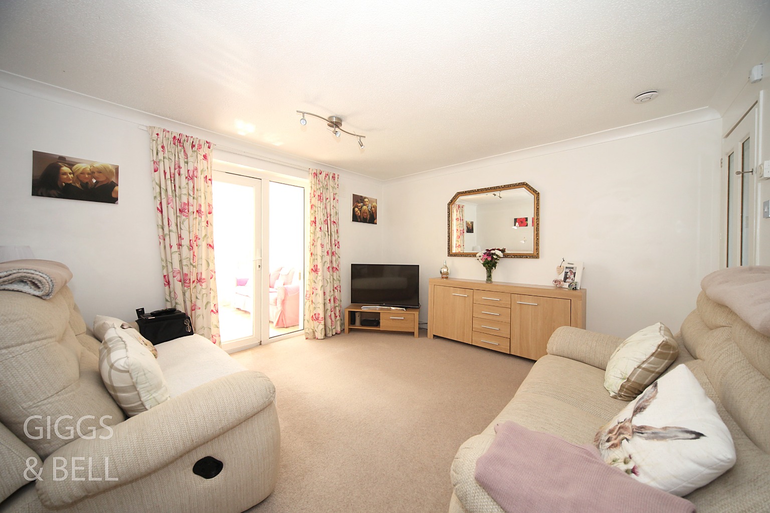 2 bed semi-detached house for sale in Lesbury Close, Luton  - Property Image 4
