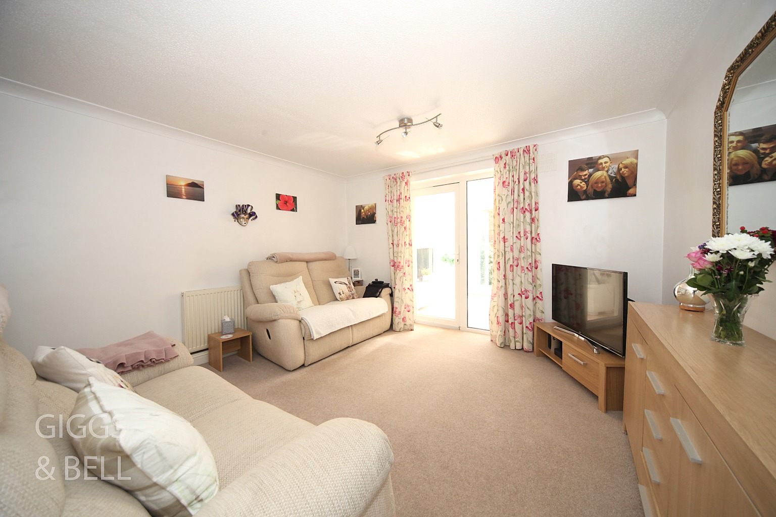 2 bed semi-detached house for sale in Lesbury Close, Luton  - Property Image 5