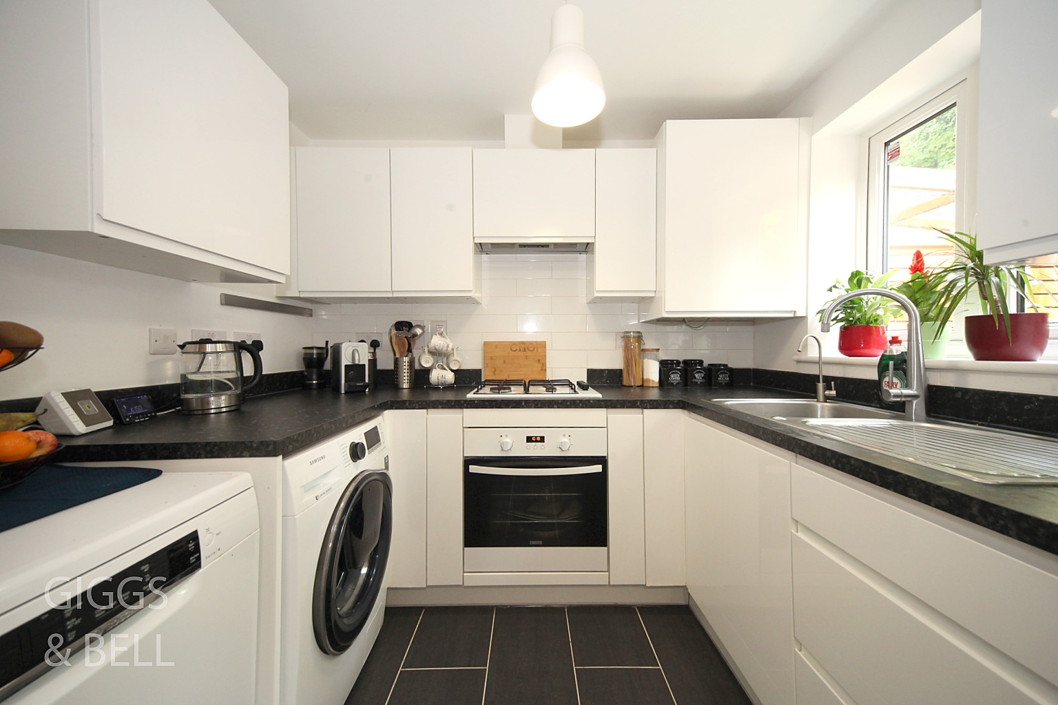 2 bed terraced house for sale in Guardian Way, Luton 5