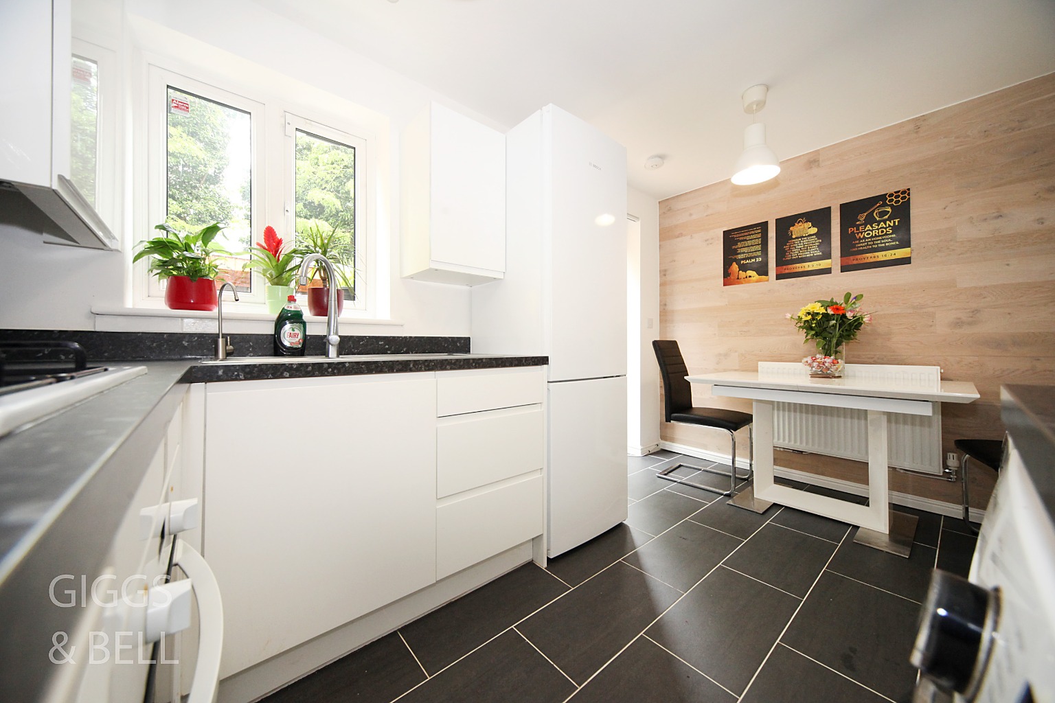 2 bed terraced house for sale in Guardian Way, Luton  - Property Image 8