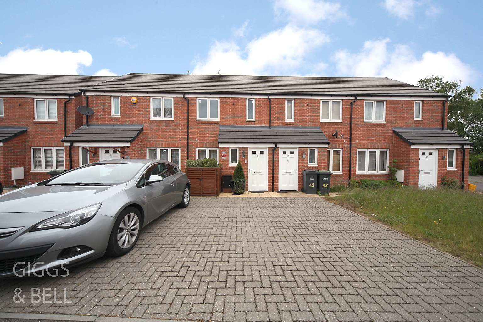 2 bed terraced house for sale in Guardian Way, Luton  - Property Image 1