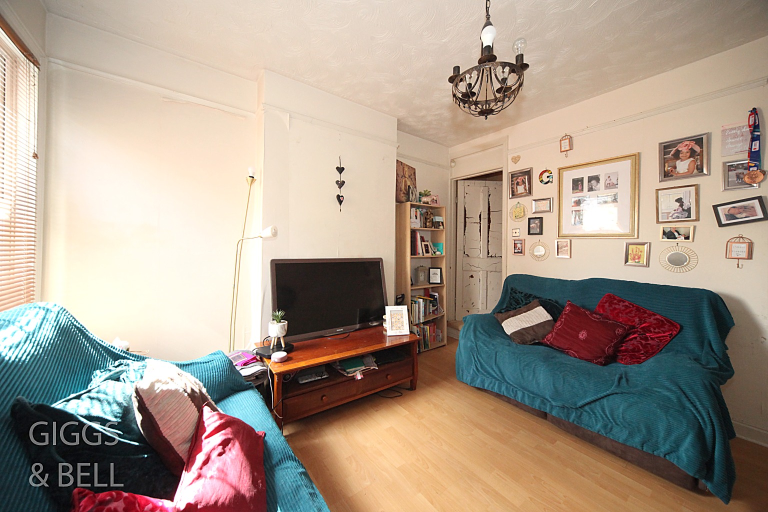 2 bed terraced house for sale in Hitchin Road, Luton 2