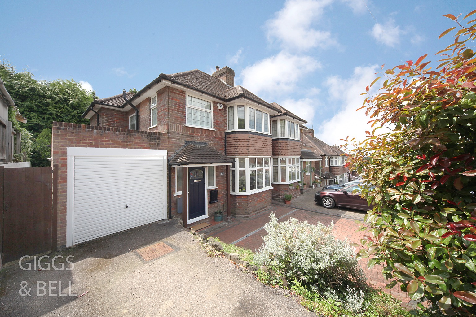 3 bed semi-detached house for sale in Knoll Rise, Luton  - Property Image 2