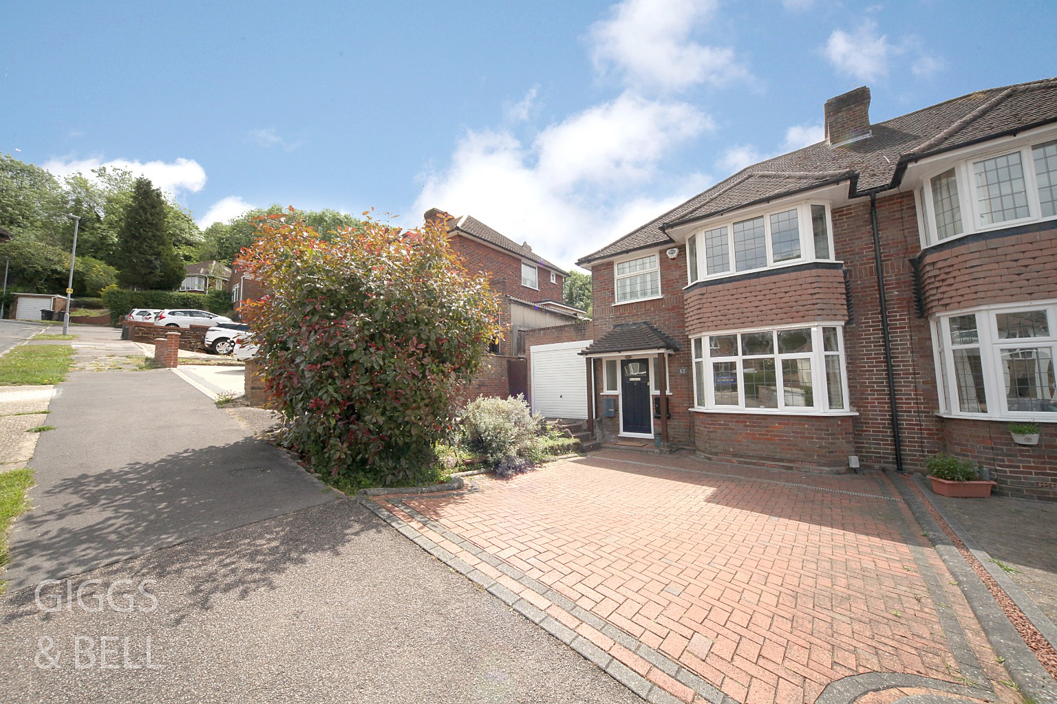 3 bed semi-detached house for sale in Knoll Rise, Luton  - Property Image 1