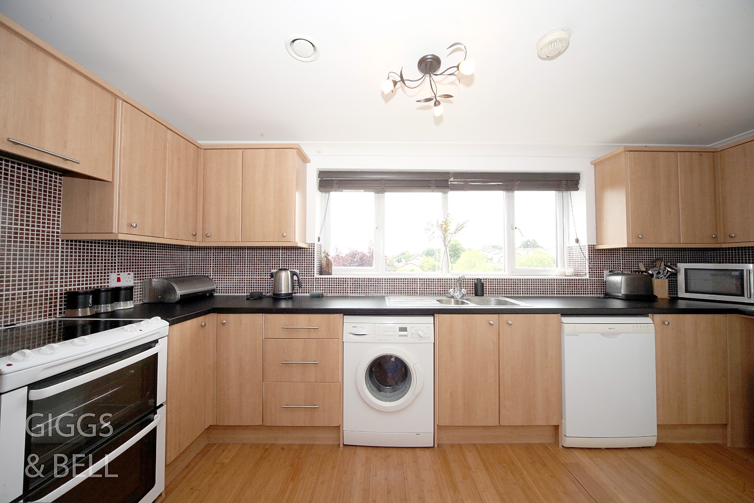 2 bed end of terrace house for sale in Fermor Crescent, Luton 8