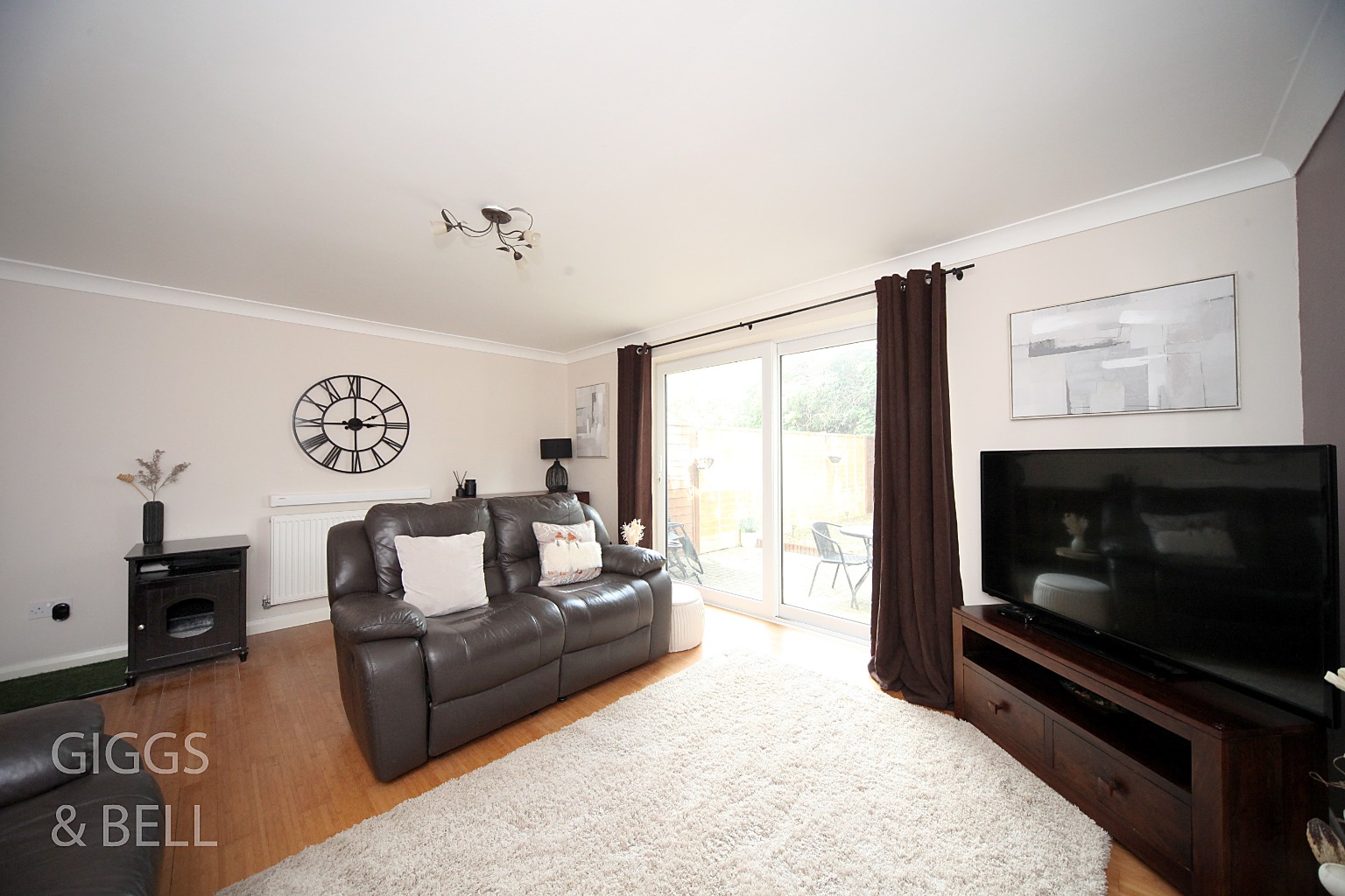2 bed end of terrace house for sale in Fermor Crescent, Luton 2