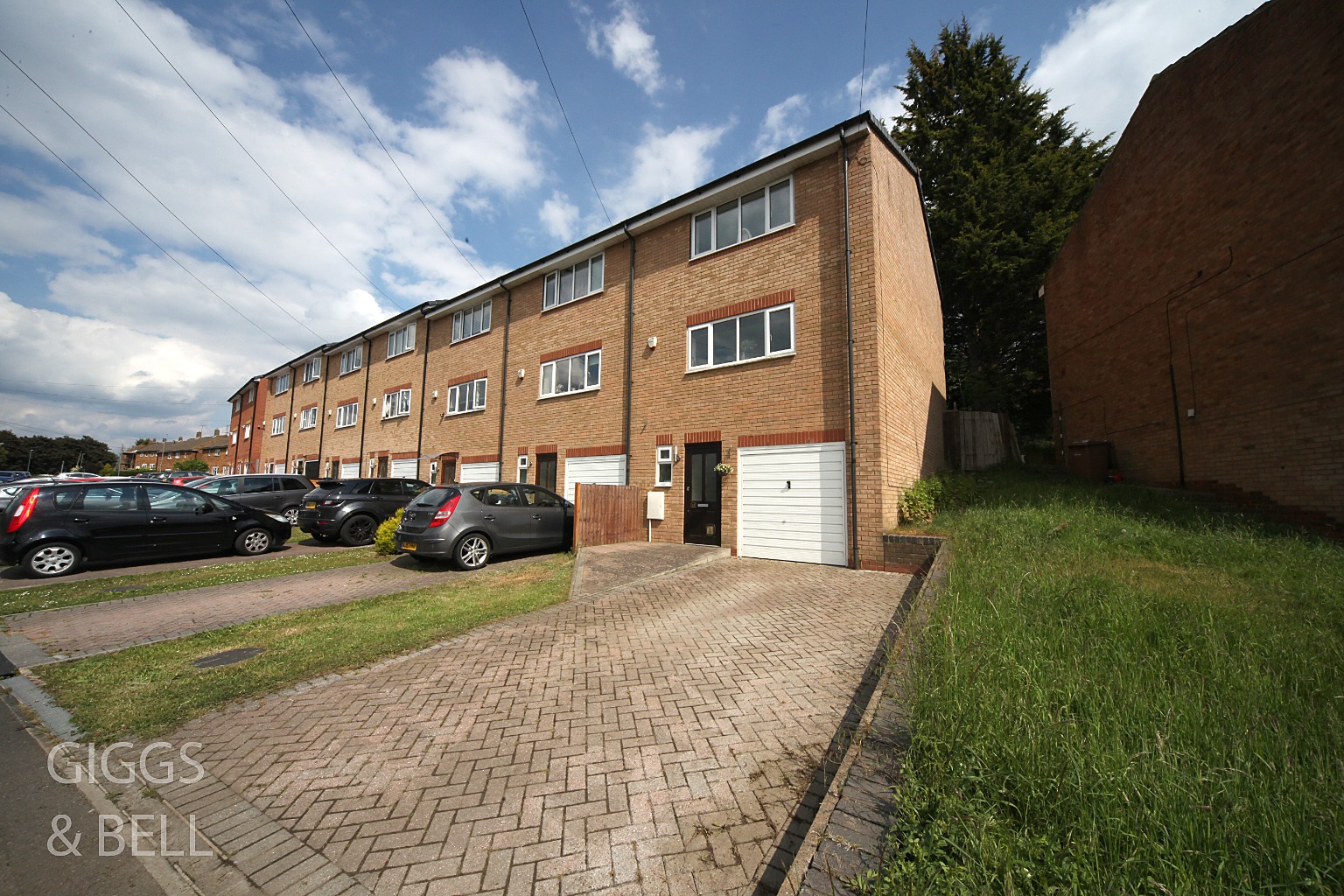 2 bed end of terrace house for sale in Fermor Crescent, Luton, LU2 