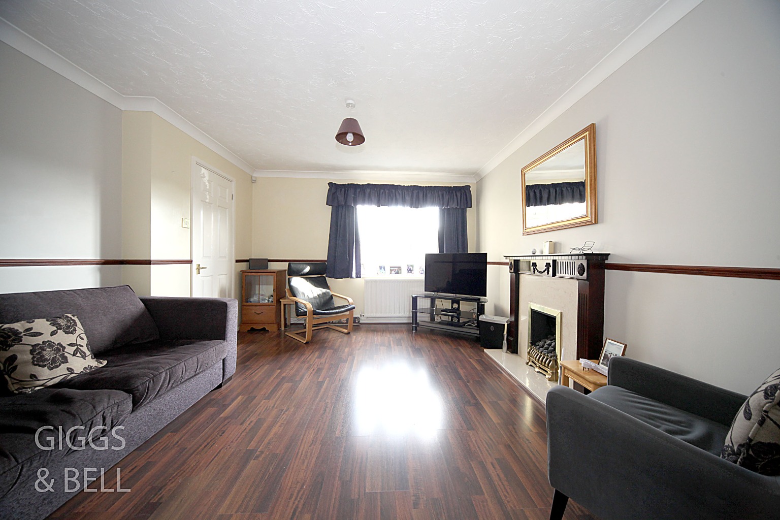 3 bed detached house for sale in Thetford Gardens, Luton  - Property Image 3