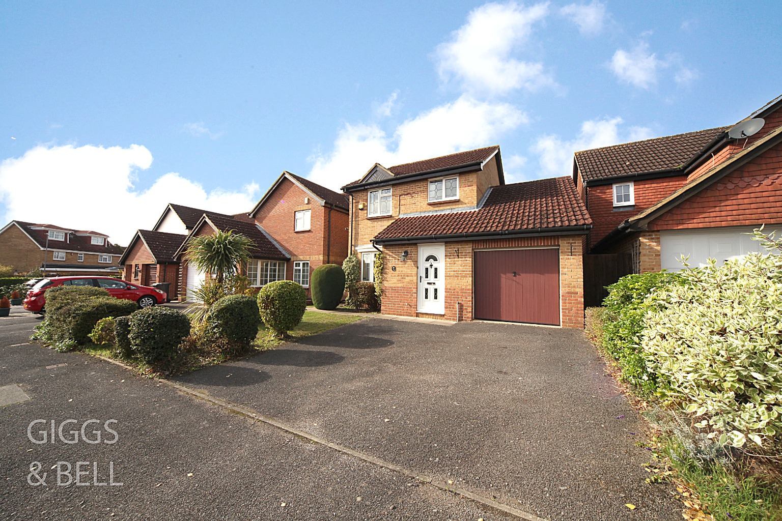 3 bed detached house for sale in Thetford Gardens, Luton  - Property Image 2