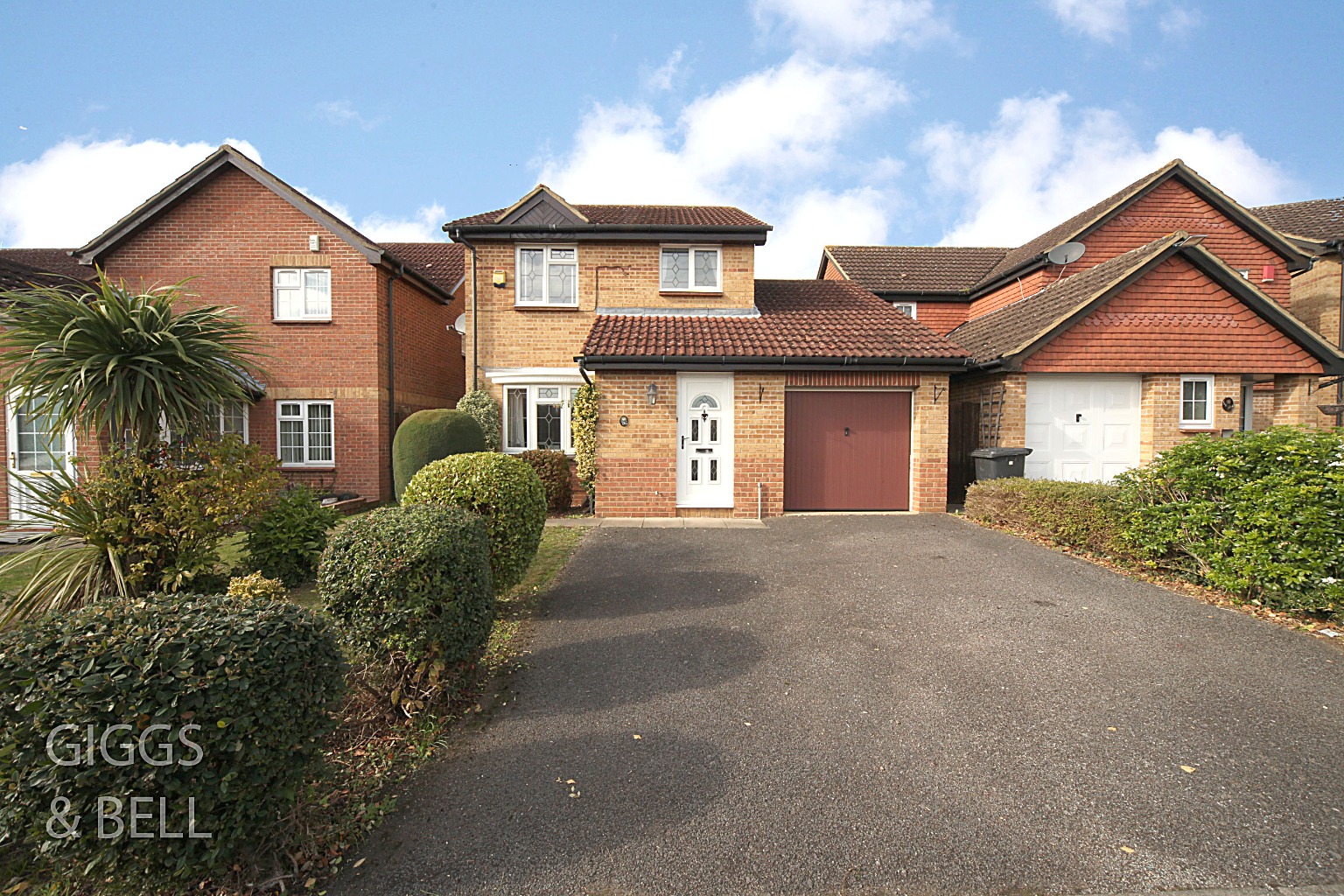3 bed detached house for sale in Thetford Gardens, Luton - Property Image 1