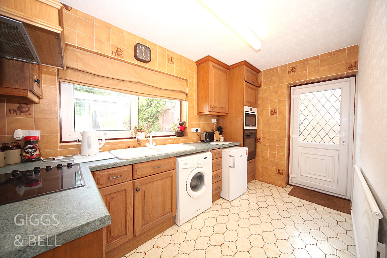 2 bed bungalow for sale in Deep Denes, Luton  - Property Image 4