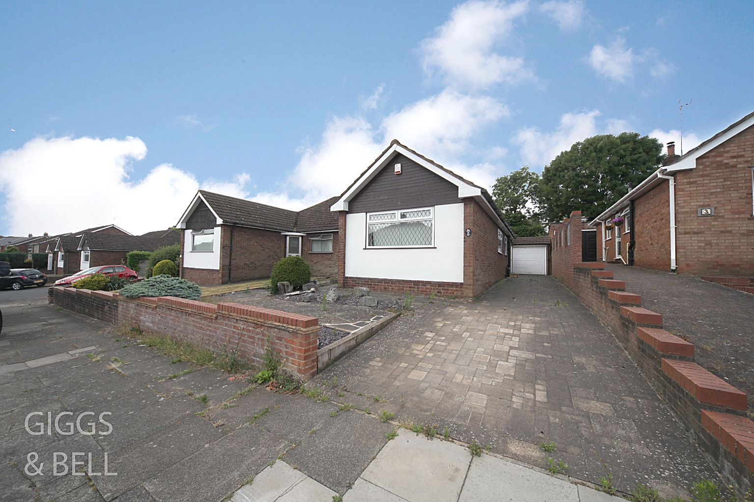 2 bed bungalow for sale in Deep Denes, Luton - Property Image 1