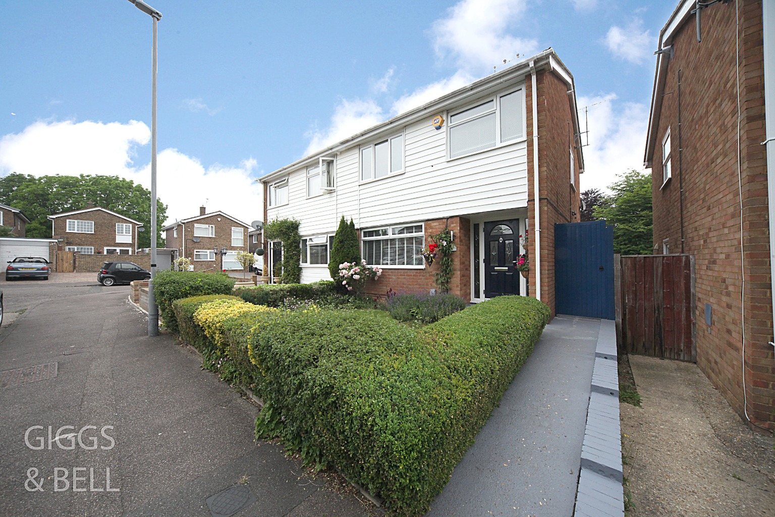 3 bed semi-detached house for sale in Brompton Close, Luton  - Property Image 1