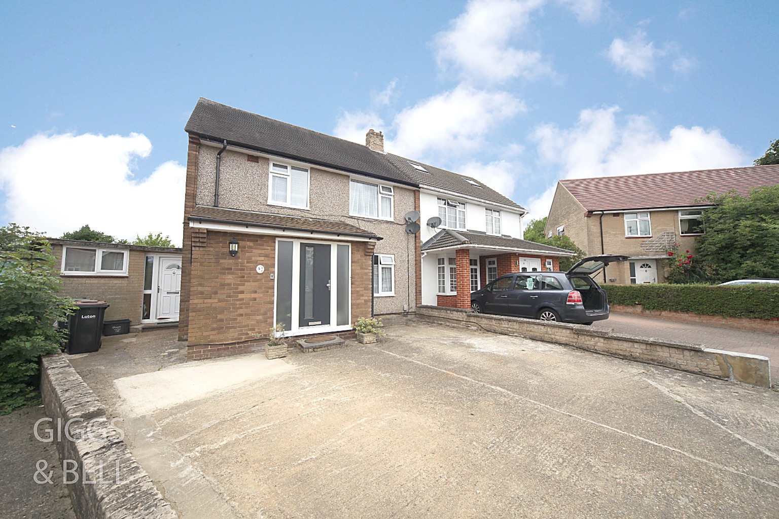 3 bed semi-detached house for sale in Hanswick Close, Luton - Property Image 1