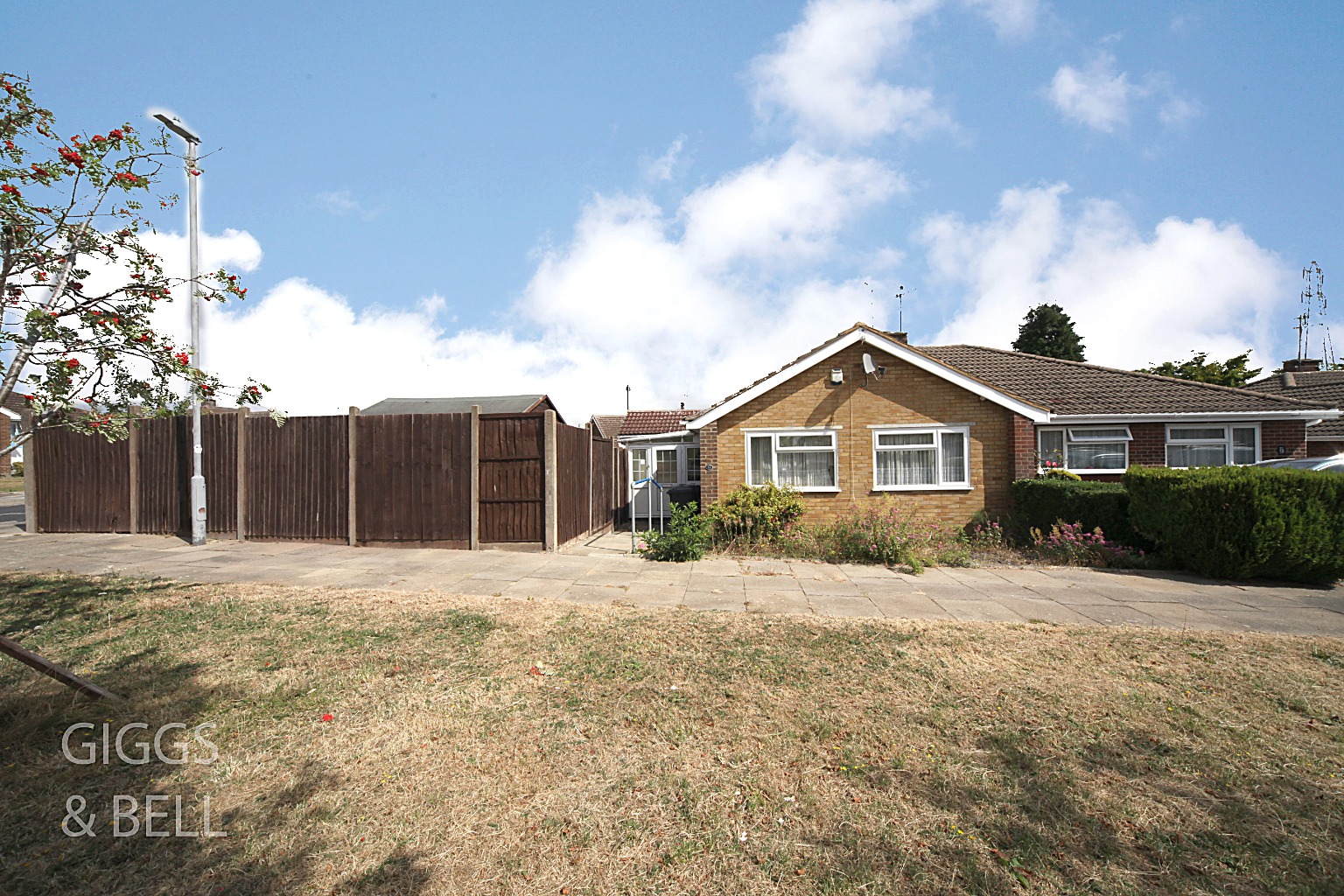 3 bed semi-detached bungalow for sale in Ripley Road, Luton 1