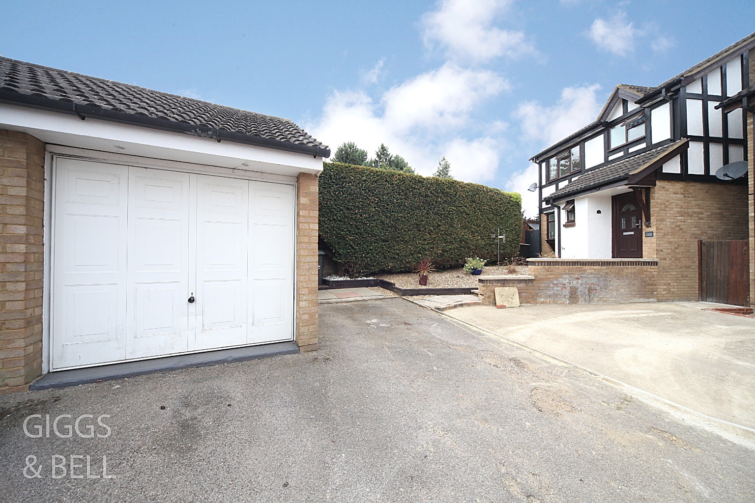 4 bed detached house for sale in Reedsdale, Luton - Property Image 1