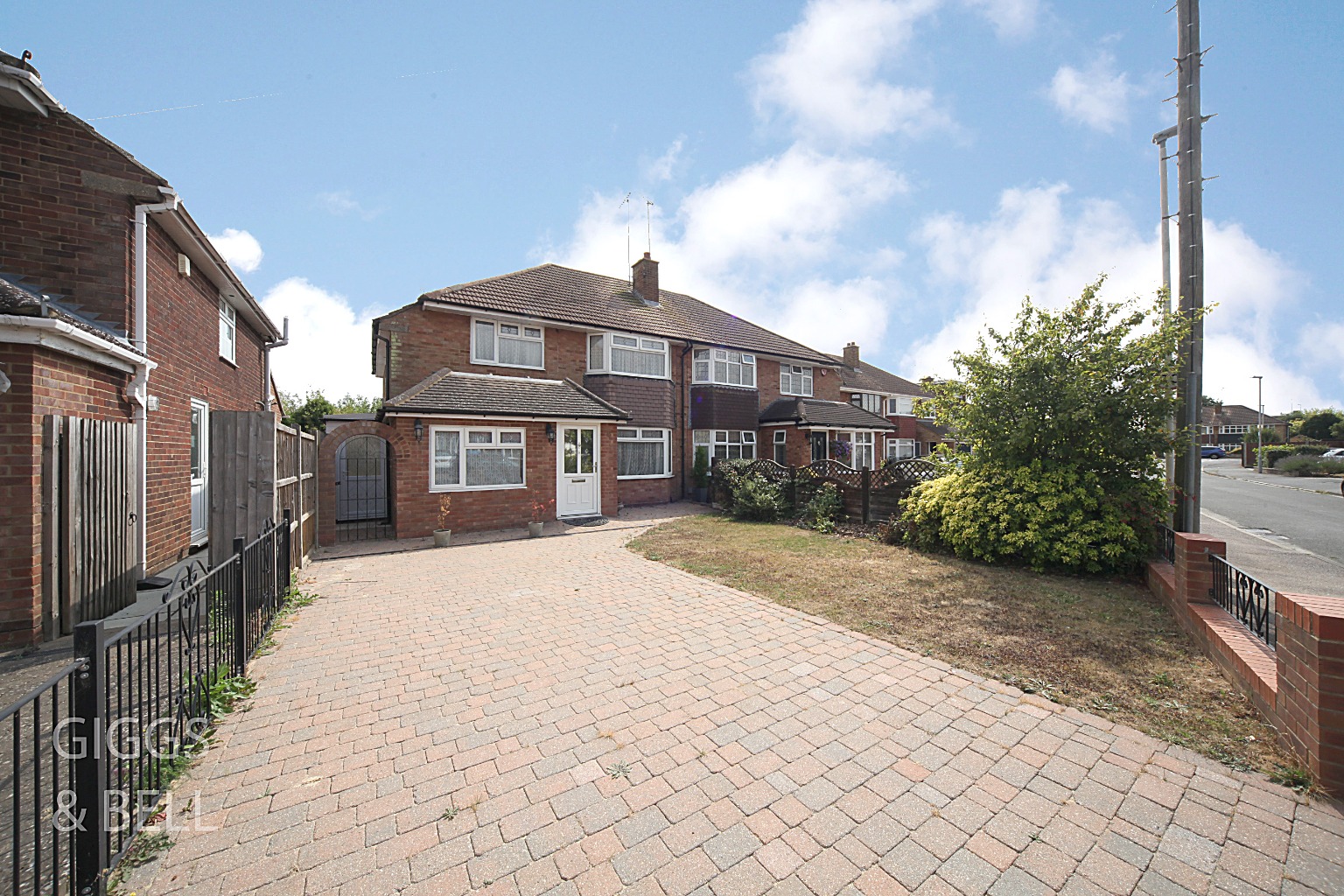 4 bed semi-detached house for sale in Curlew Road, Luton  - Property Image 2