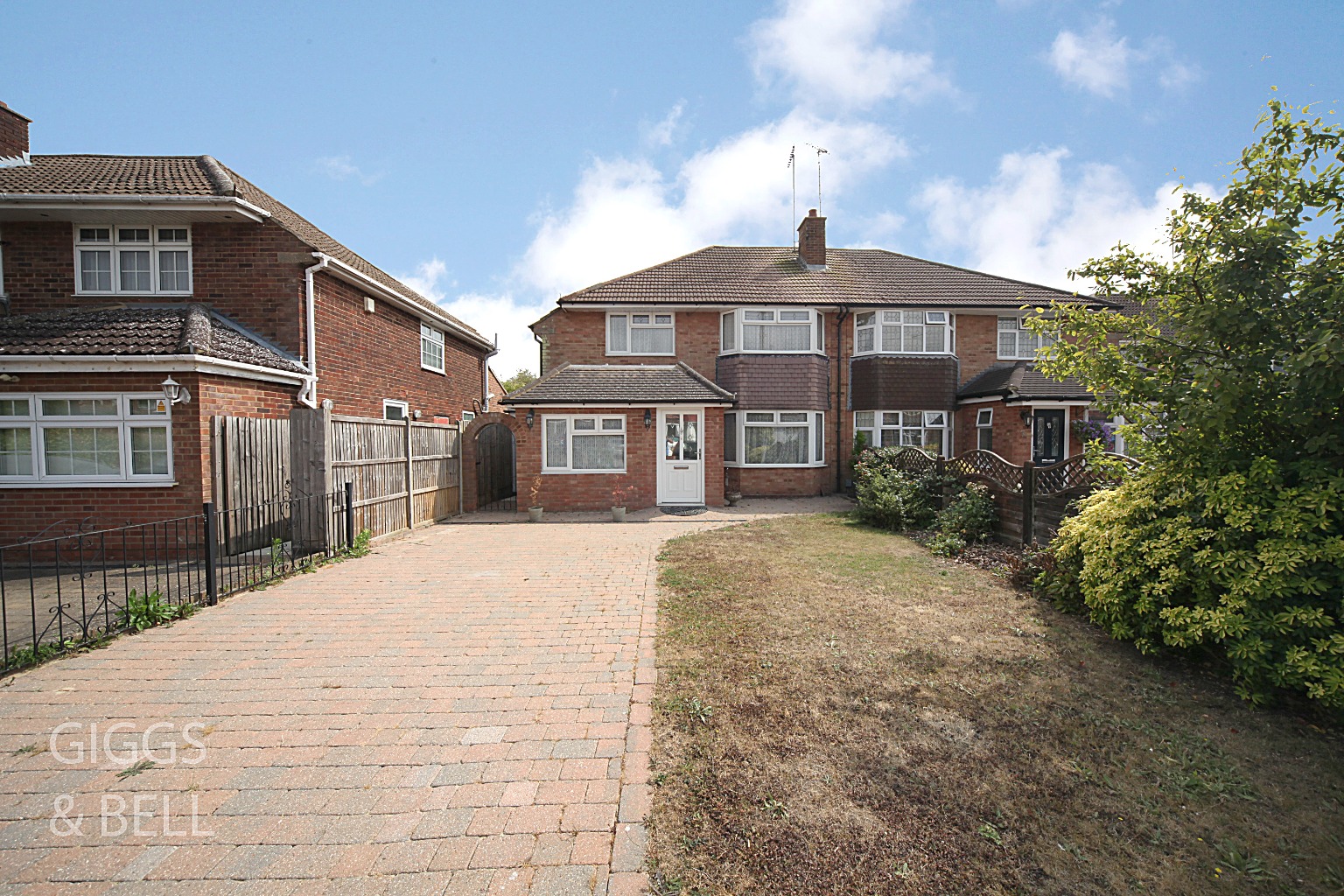 4 bed semi-detached house for sale in Curlew Road, Luton - Property Image 1