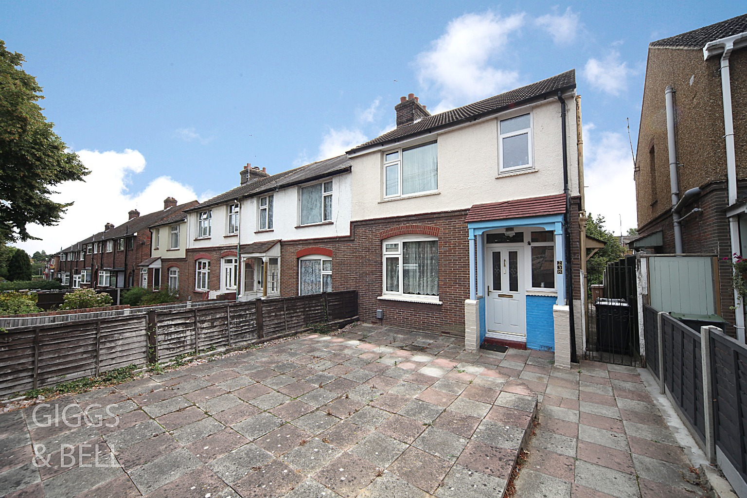 3 bed end of terrace house for sale in Crawley Green Road, Luton 2