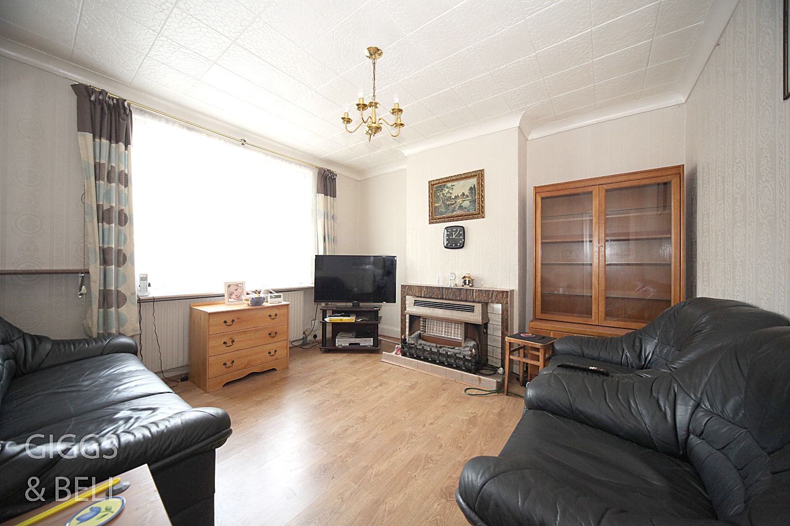 3 bed end of terrace house for sale in Crawley Green Road, Luton 3