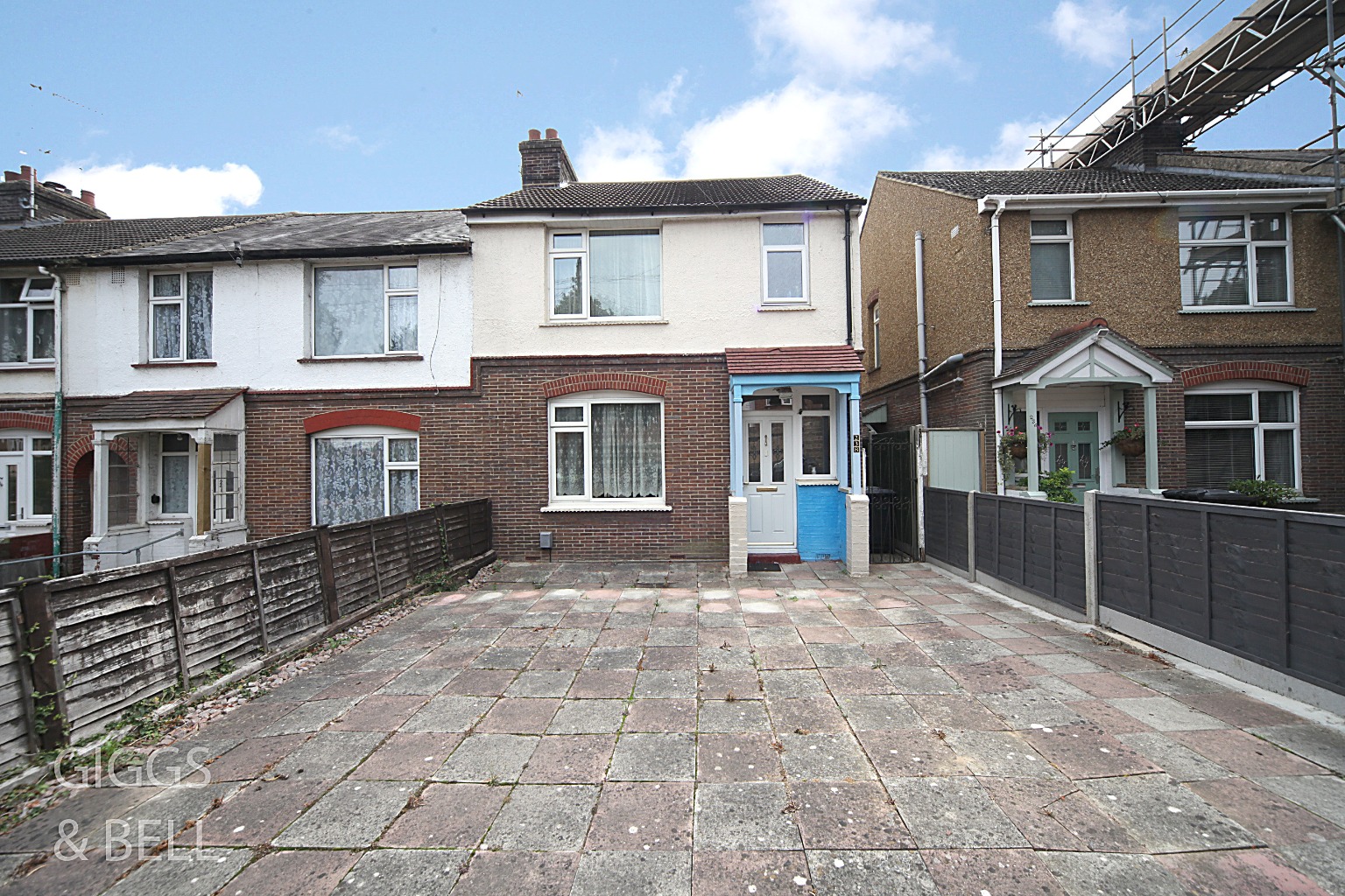 3 bed end of terrace house for sale in Crawley Green Road, Luton, LU2 