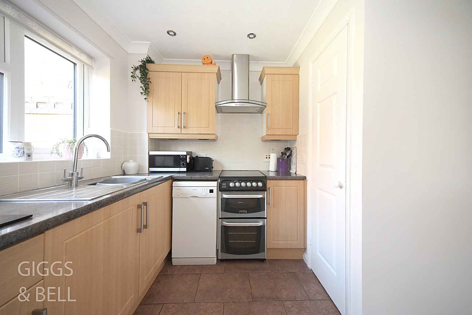 3 bed terraced house for sale in Malthouse Green, Luton 6