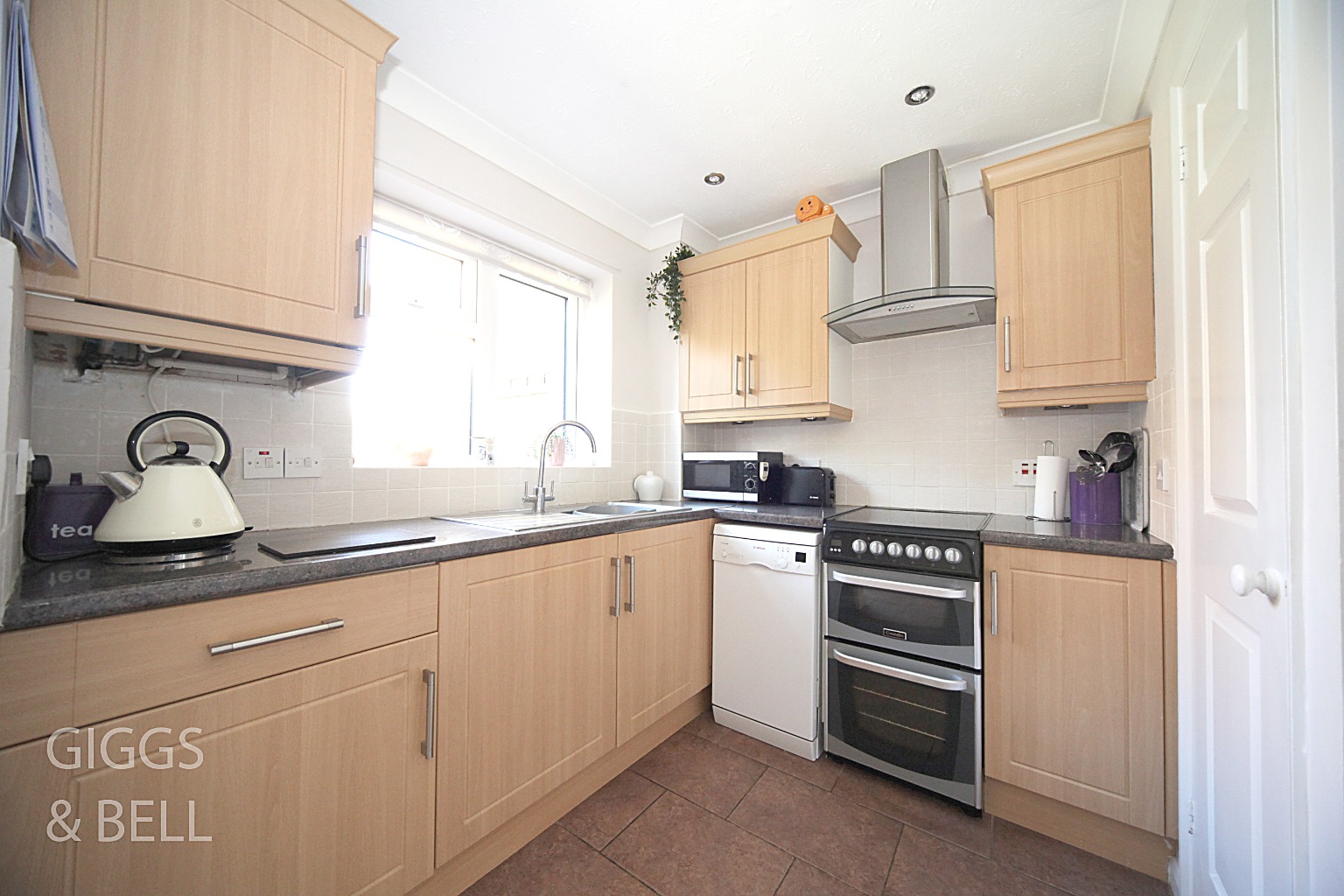 3 bed terraced house for sale in Malthouse Green, Luton 5