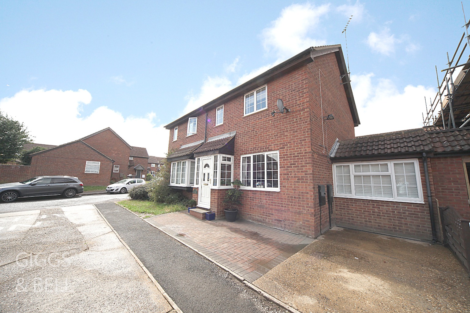 4 bed semi-detached house for sale in Field Fare Green, Luton - Property Image 1