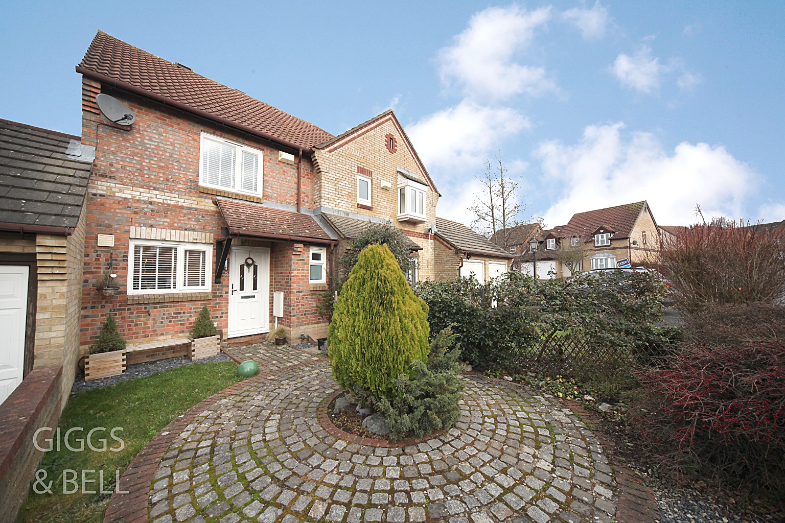 2 bed semi-detached house for sale in The Belfry, Luton, LU2 