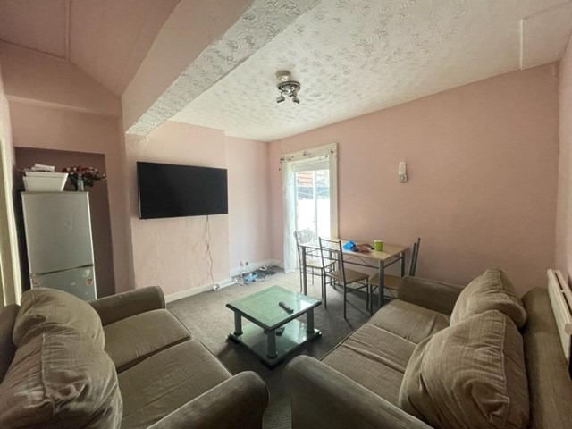 3 bed terraced house for sale in Hitchin Road, Luton  - Property Image 2
