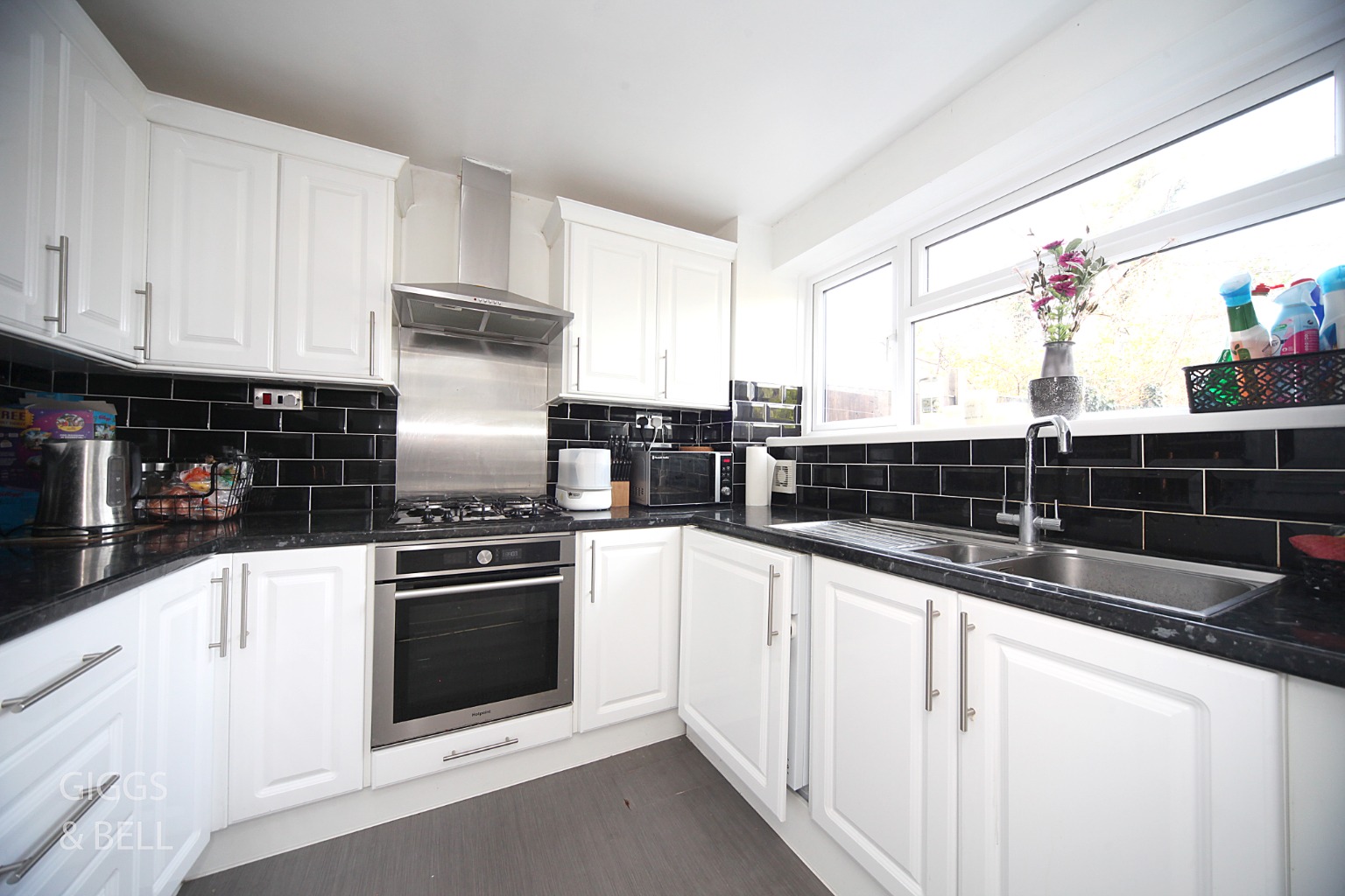 3 bed end of terrace house for sale in Halsey Drive, Hitchin 6