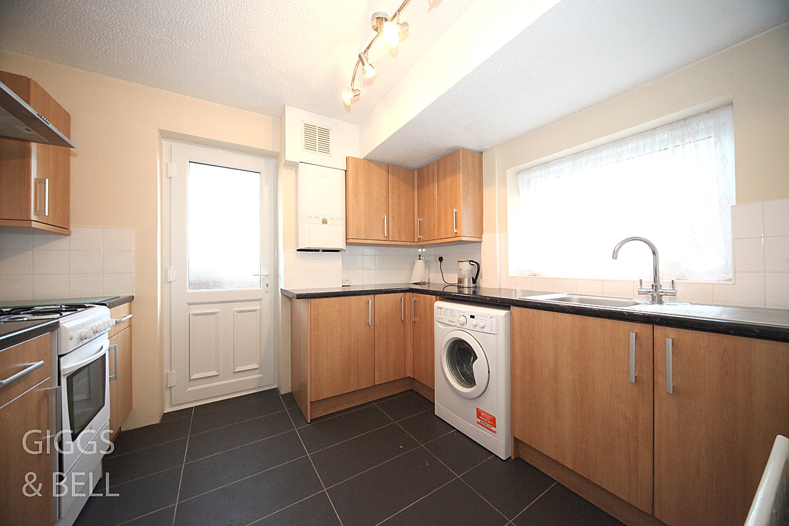 2 bed semi-detached bungalow for sale in Celandine Drive, Luton  - Property Image 3