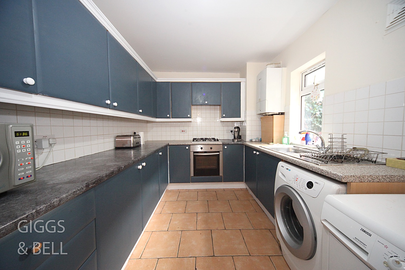 2 bed maisonette for sale in Farley Hill, Luton 4