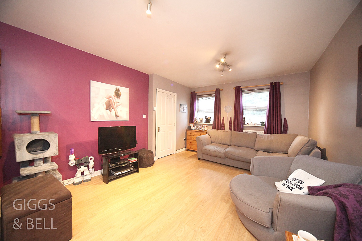 2 bed maisonette for sale in Farley Hill, Luton 1
