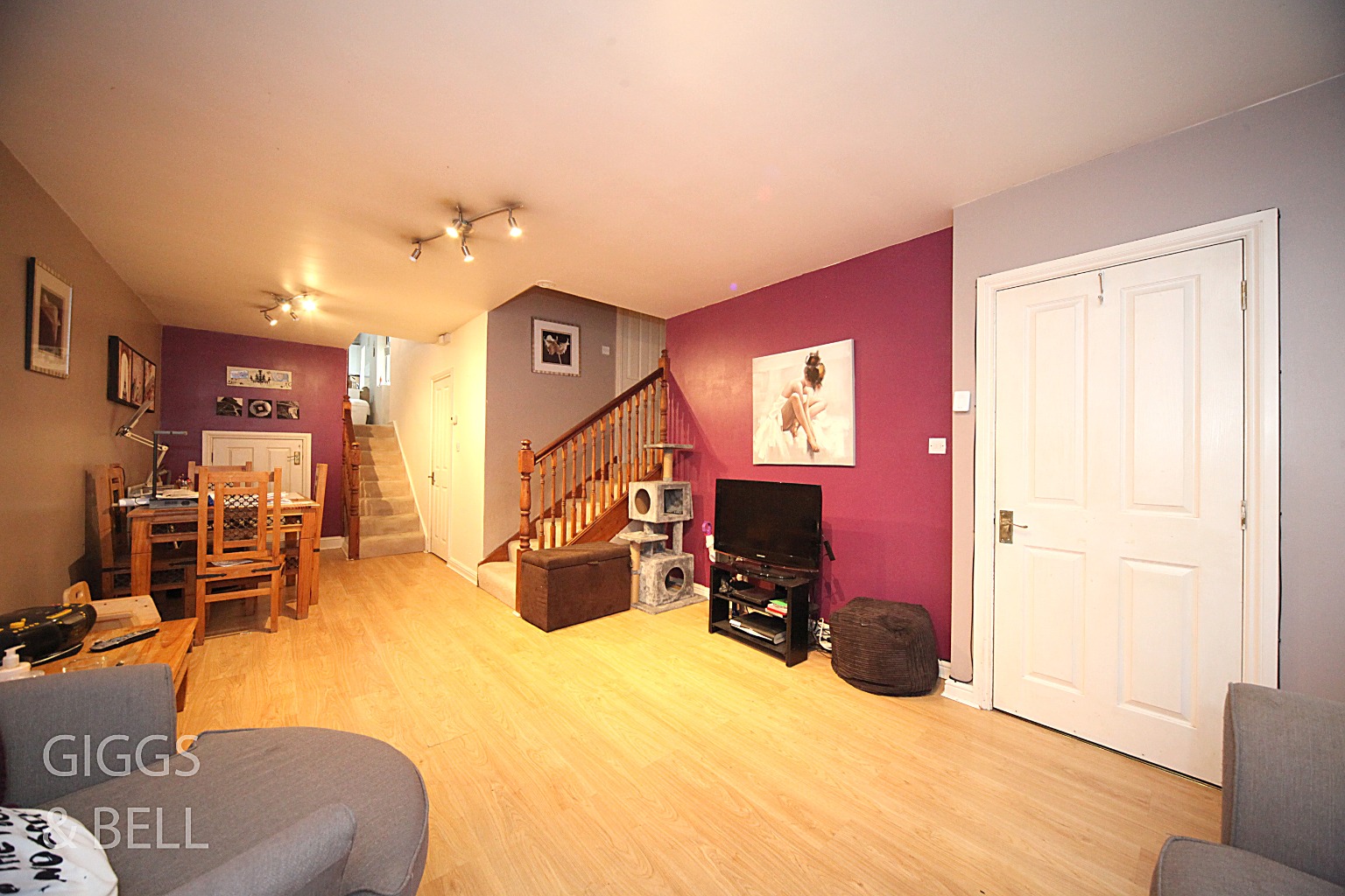 2 bed maisonette for sale in Farley Hill, Luton 0