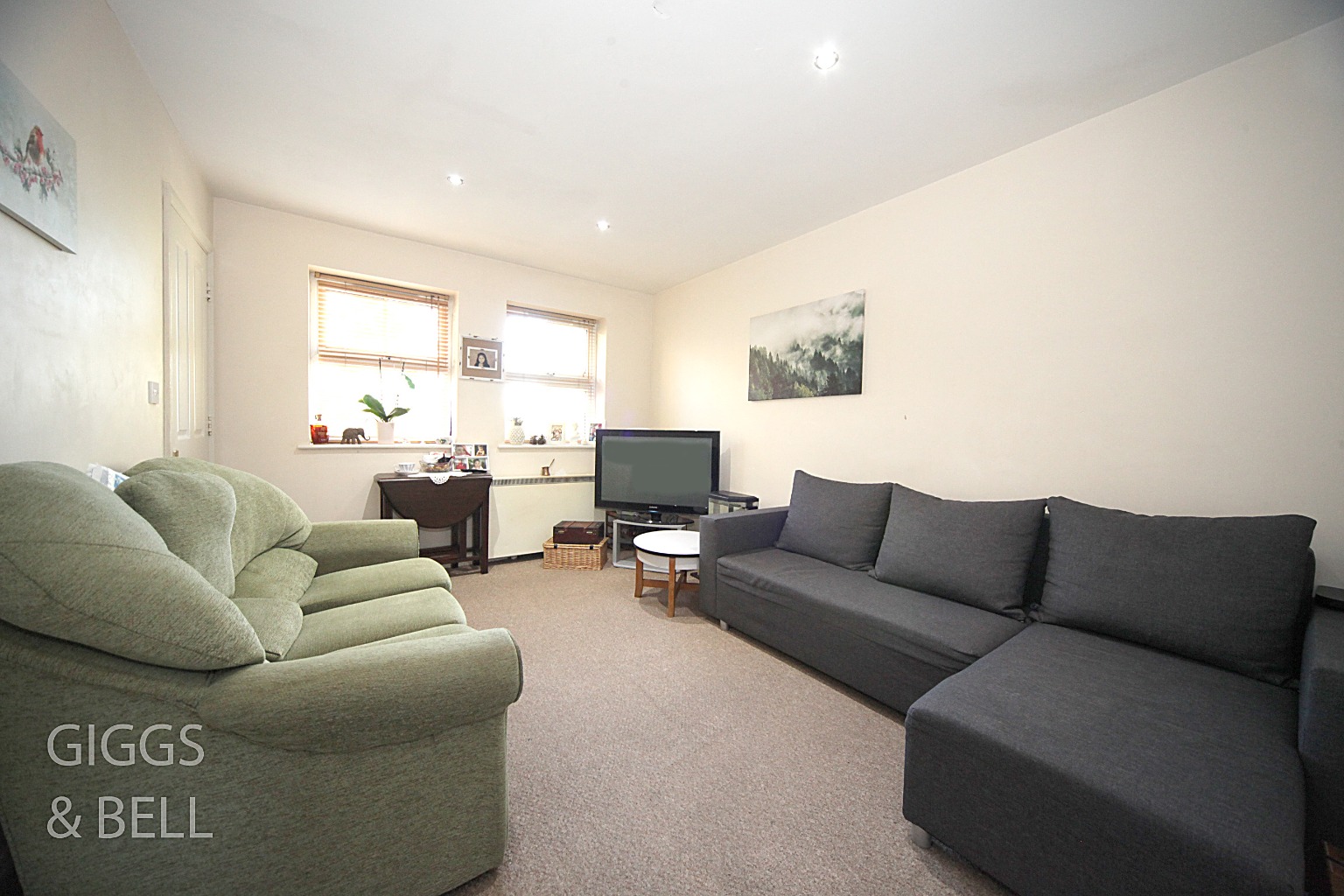 2 bed flat for sale in Albert Road, Luton 2