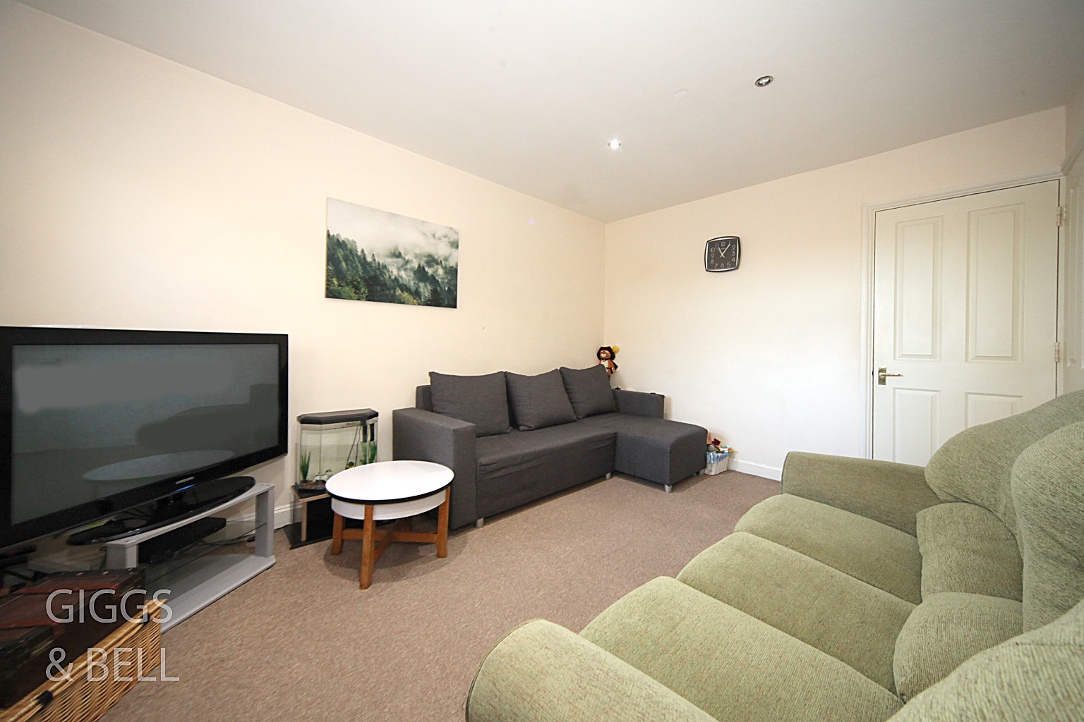 2 bed flat for sale in Albert Road, Luton 1