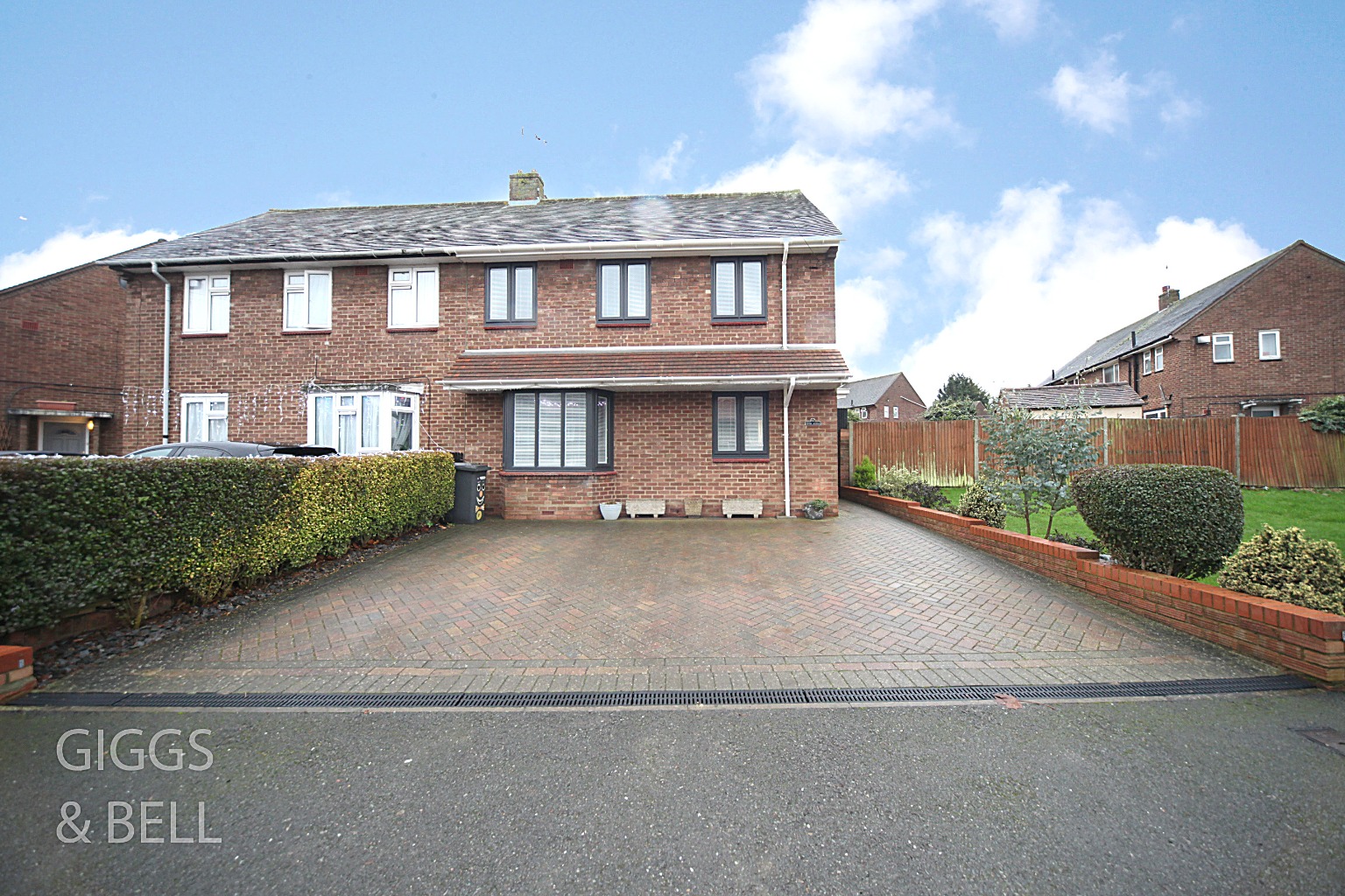 3 bed semi-detached house for sale in Exton Avenue, Luton - Property Image 1