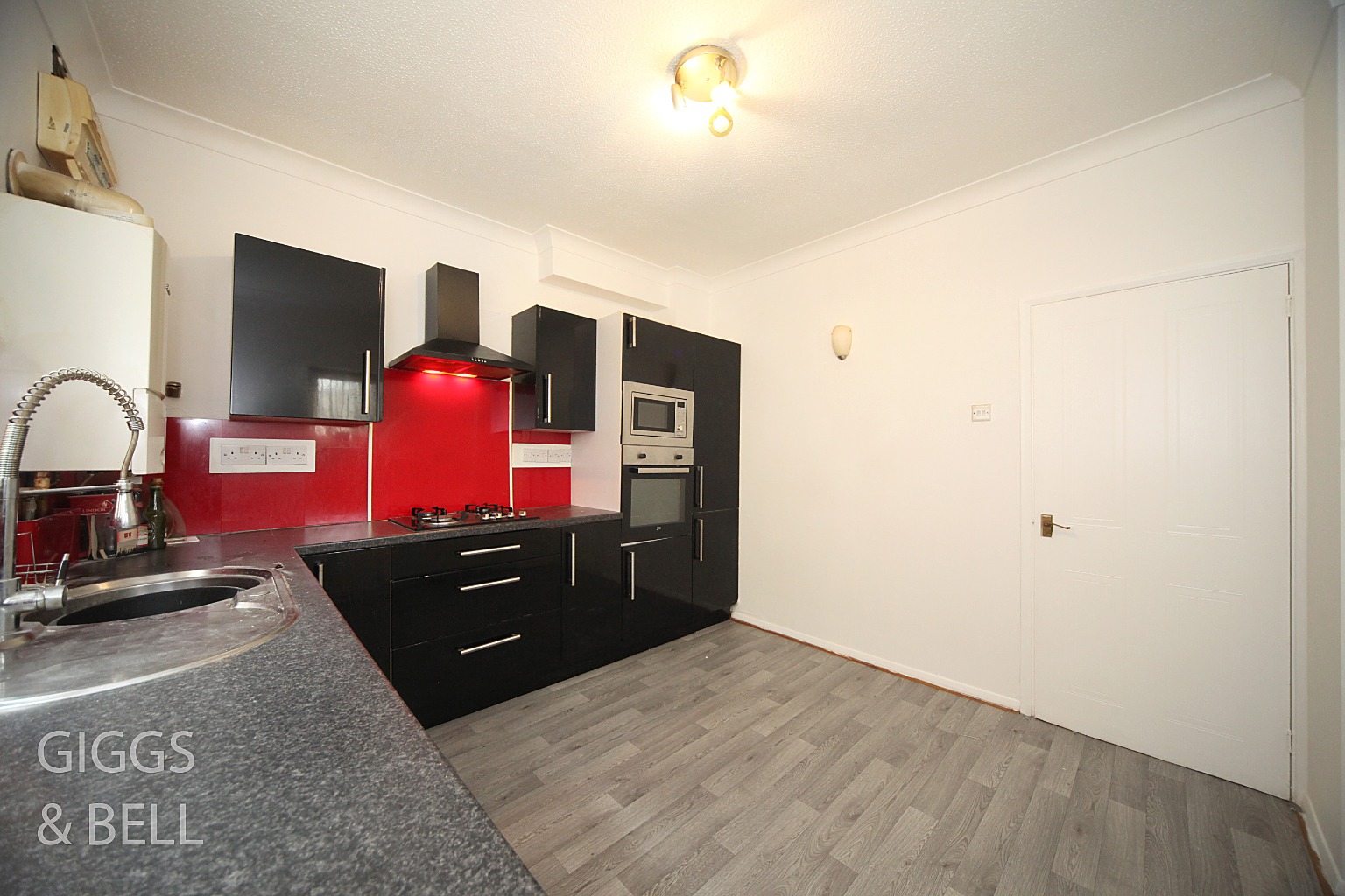 2 bed detached house for sale in Clarendon Road, Luton 2