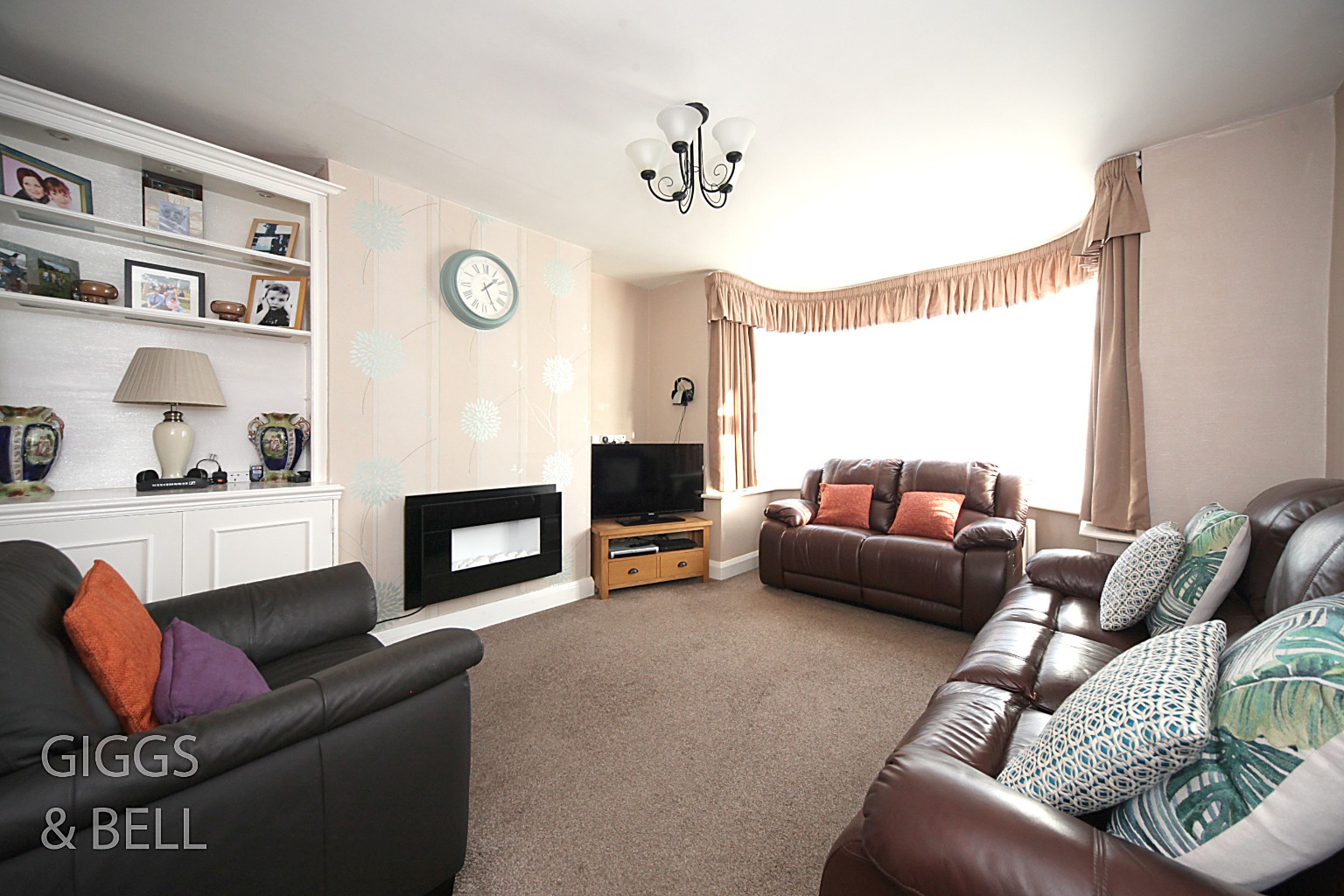 3 bed semi-detached house for sale in Rutland Crescent, Luton  - Property Image 2