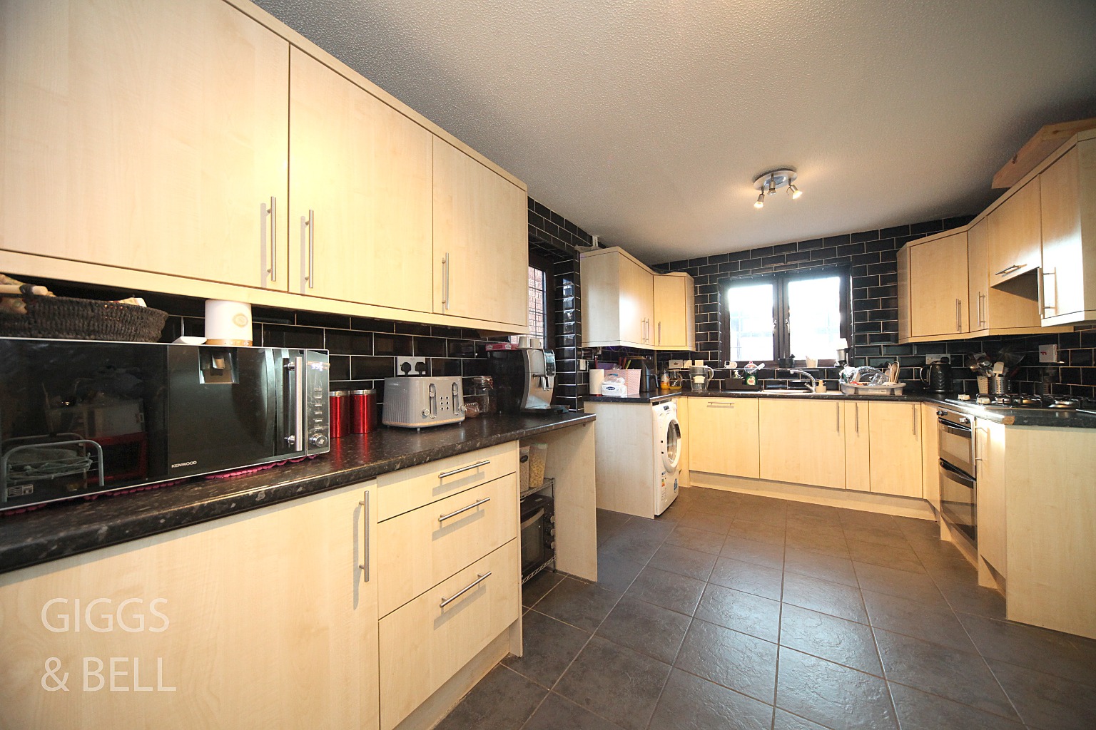3 bed detached house for sale in Fernheath, Luton 5
