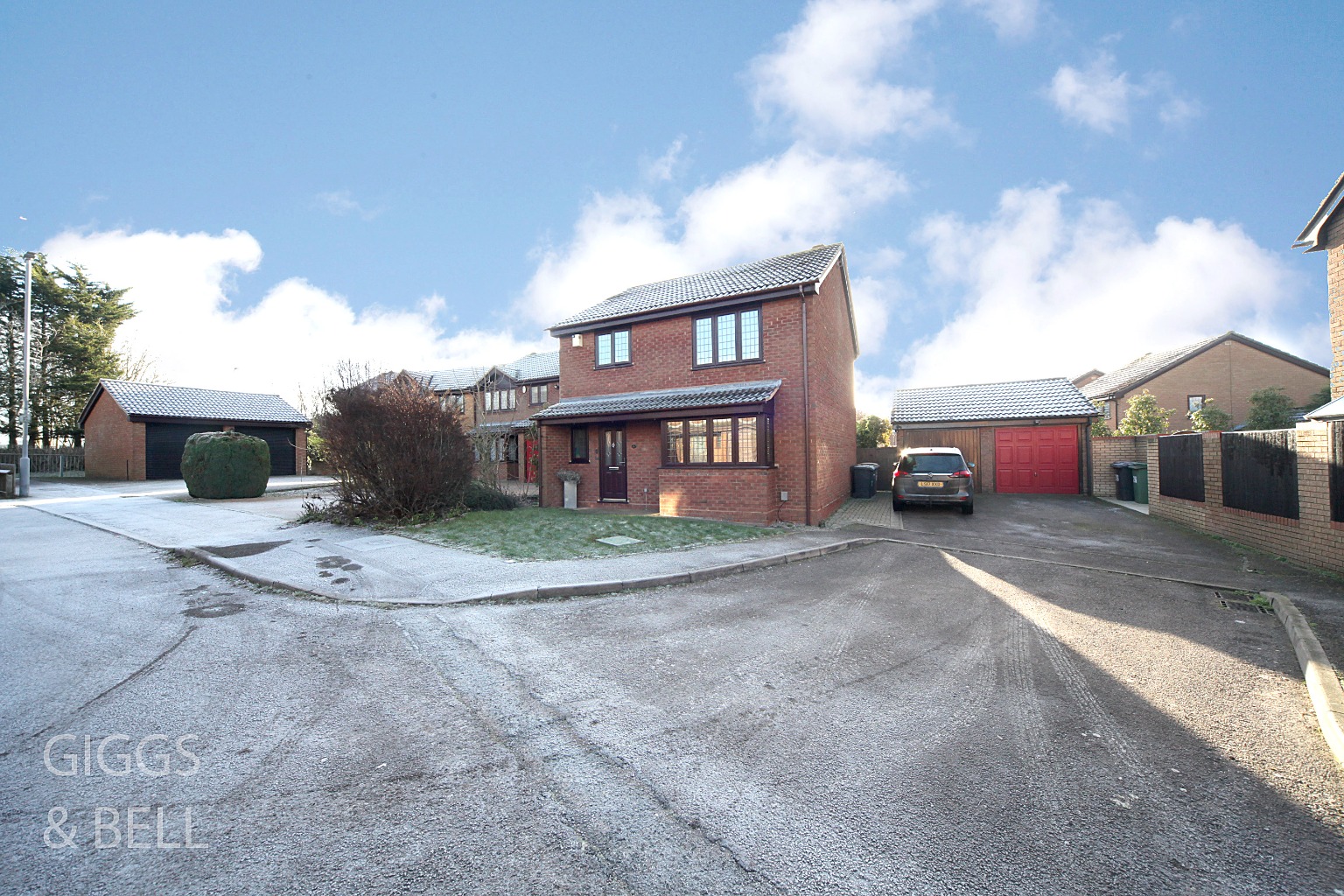 3 bed detached house for sale in Fernheath, Luton  - Property Image 1