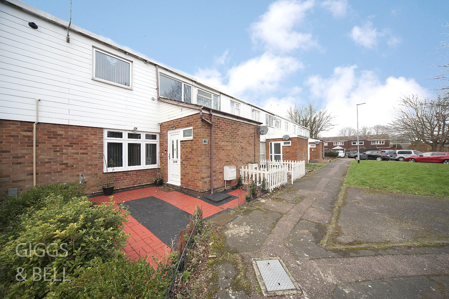 3 bed terraced house for sale in Bromley Gardens, Dunstable, LU5 
