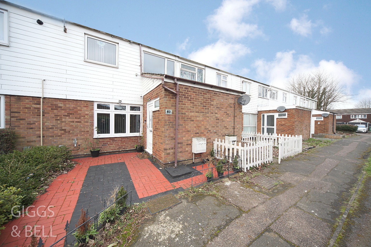 3 bed terraced house for sale in Bromley Gardens, Dunstable 1