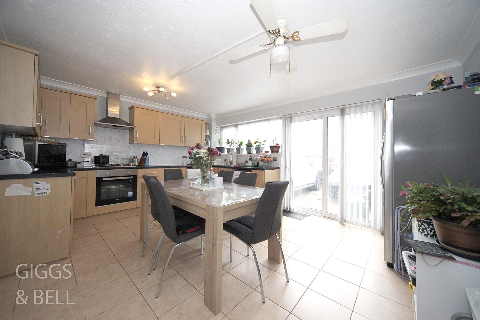 3 bed terraced house for sale in Bromley Gardens, Dunstable 4