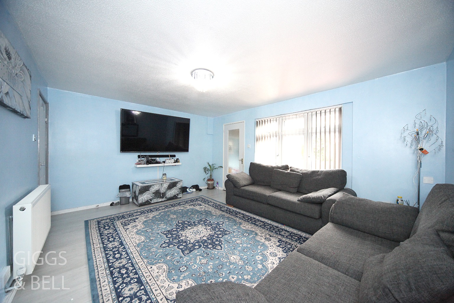 3 bed terraced house for sale in Bromley Gardens, Dunstable 2