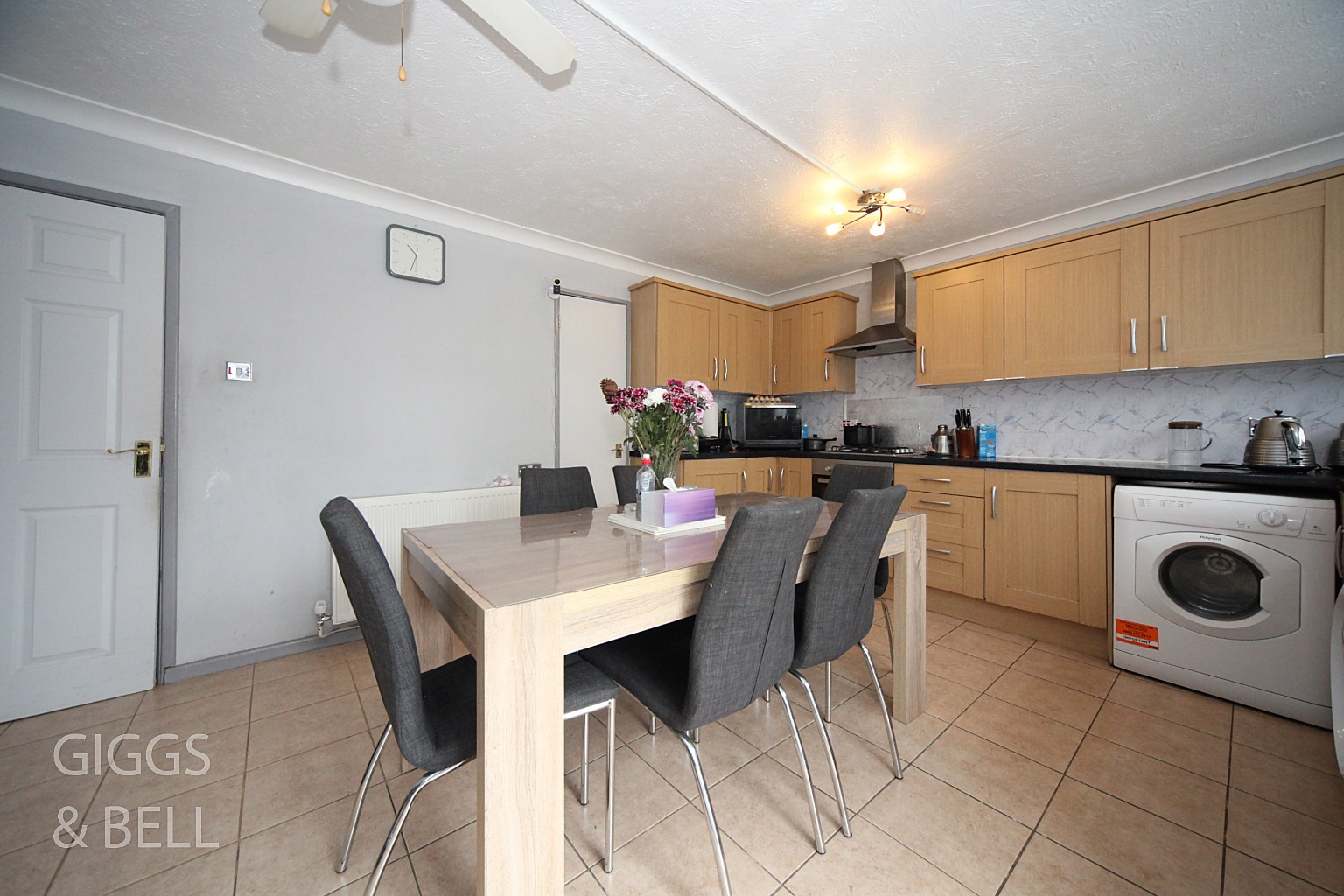 3 bed terraced house for sale in Bromley Gardens, Dunstable 5