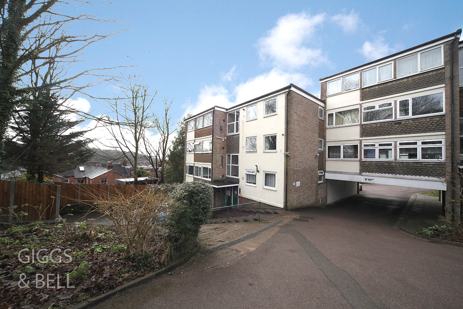 2 bed flat for sale in Richmond Hill, Luton, LU2 